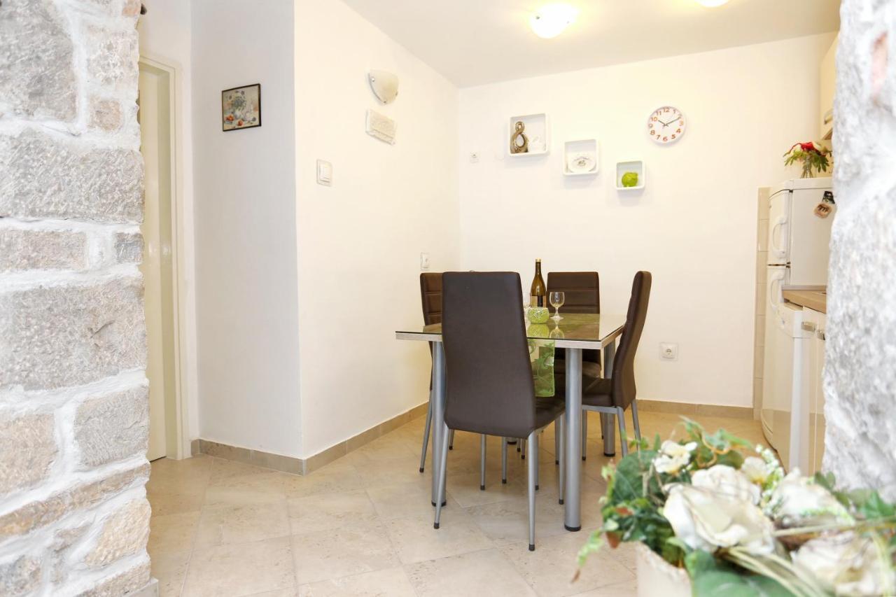 Apartments By The Sea Kastel Kambelovac, Kastela - 8679 外观 照片