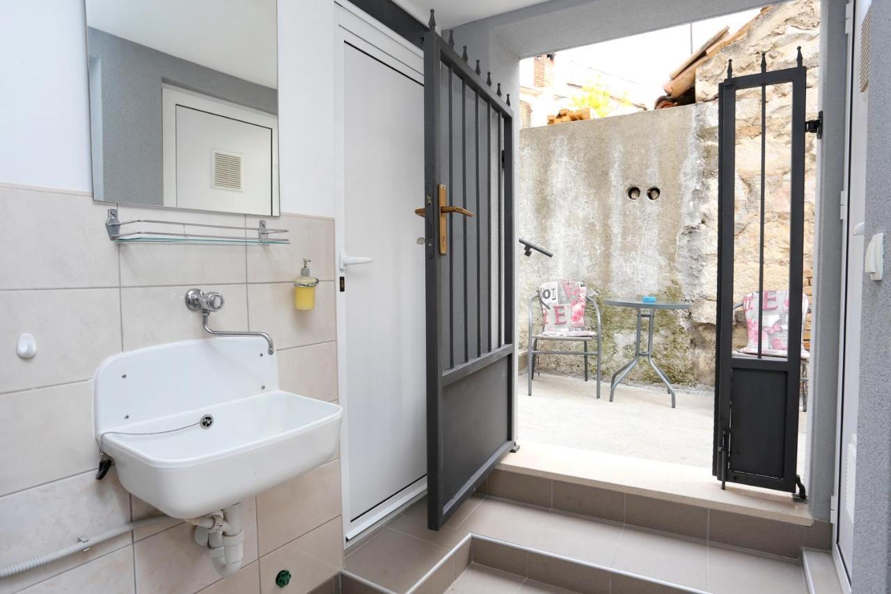 Apartments By The Sea Kastel Kambelovac, Kastela - 8679 外观 照片